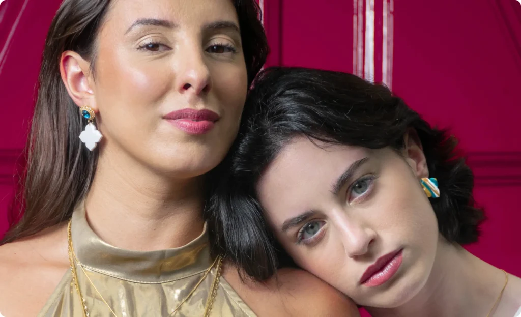 Helénica nasce da mitologia e da arquitetura da Grécia Antiga, onde a beleza era sagrada e o feminino, divino.