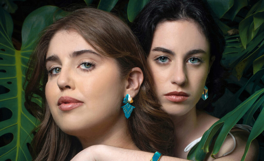 Helénica nasce da mitologia e da arquitetura da Grécia Antiga, onde a beleza era sagrada e o feminino, divino.