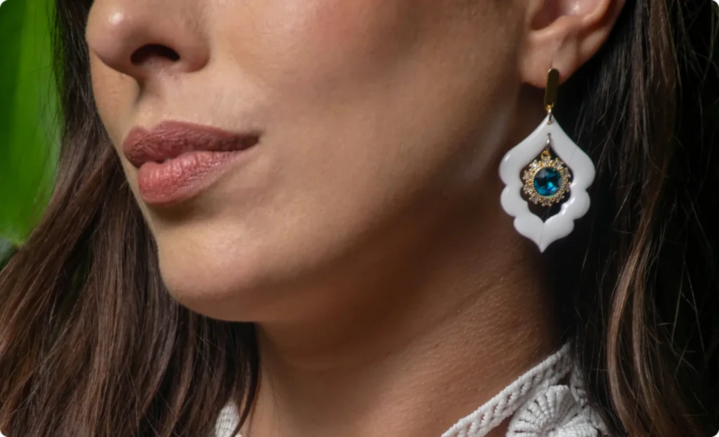 Helénica nasce da mitologia e da arquitetura da Grécia Antiga, onde a beleza era sagrada e o feminino, divino.